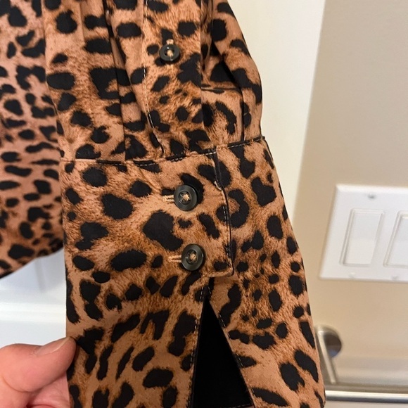 Chicos Animal Print Long Sleeve Blouse size “0” - Chico’s equivalent to size 4 - Picture 3 of 6